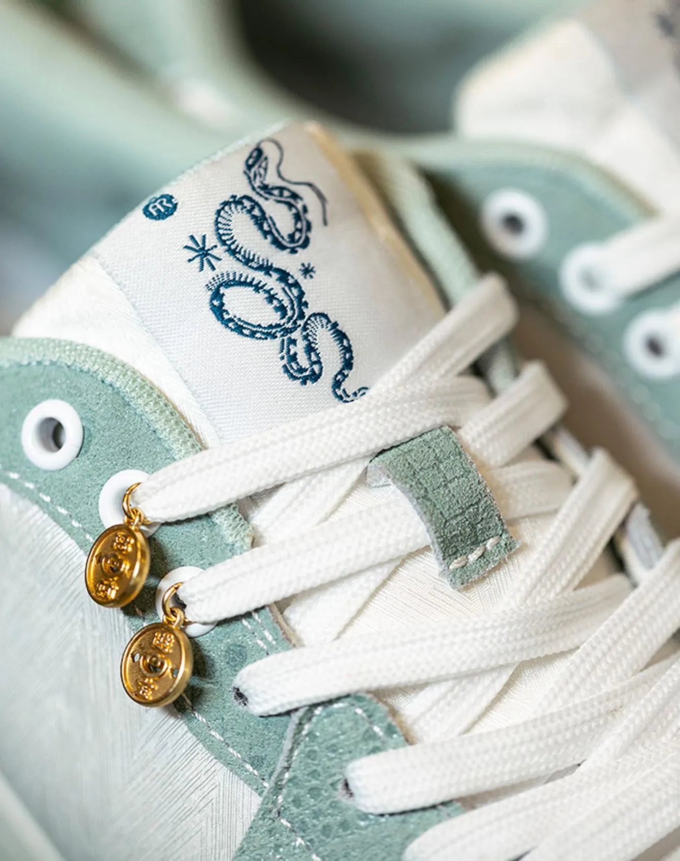 American Retro Small Design Snake Embroidery Thick-soled Men's Casual Shoes